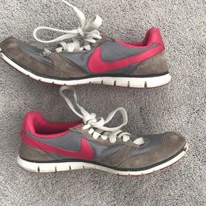 Grey and pink nike sneakers 5.5